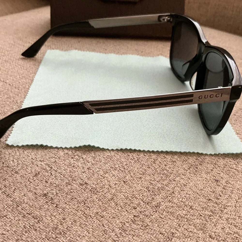 Gucci Black Wayfarer Sunglasses Timeless Design - Picture 6 of 10